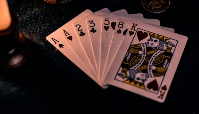 mm77 Live Casino တွင် Baccarat dealer ဖဲဝေနေသော မြင်ကွင်း